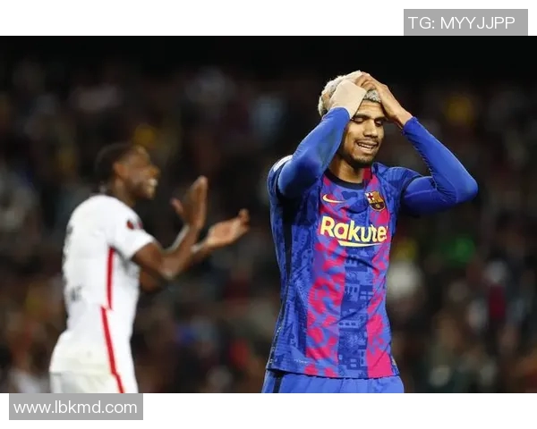 塞维利亚官方宣布签下巴萨前锋布拉沃，球迷热议转会动向